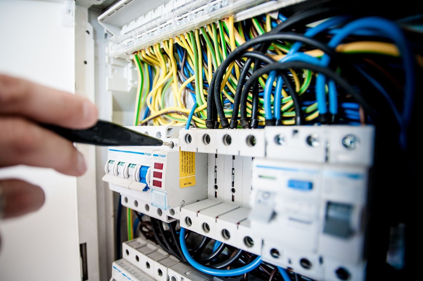 فحص الأحمال الكهربائية بجهاز قياس رقمي